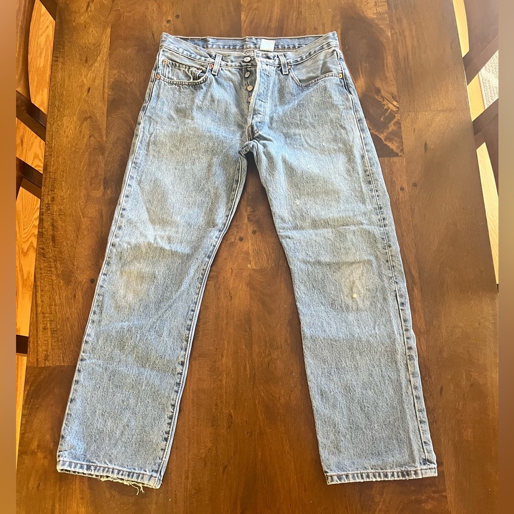 Light-wash Levi’s jeans. Good condition.